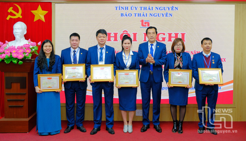 Lãnh đạo Báo Thái Nguyên khen thưởng các tập thể, cá nhân có thành tích xuất sắc trong các lĩnh vực công tác năm 2023.