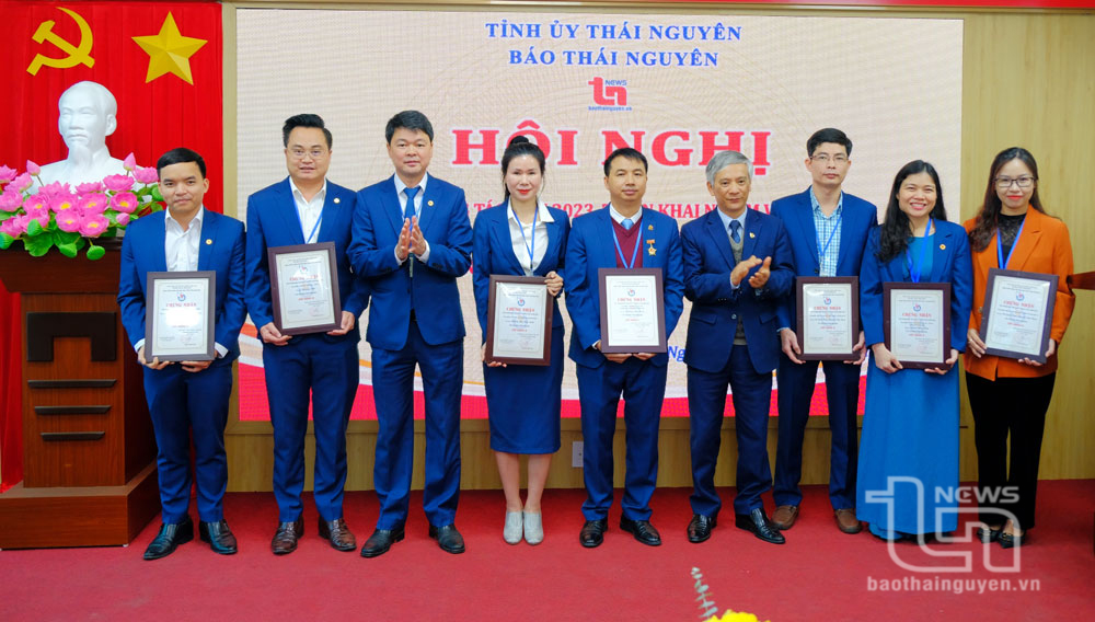Lãnh đạo Hội Nhà báo tỉnh trao thưởng cho các tác giả có tác phẩm báo chí chất lượng cao năm 2023.