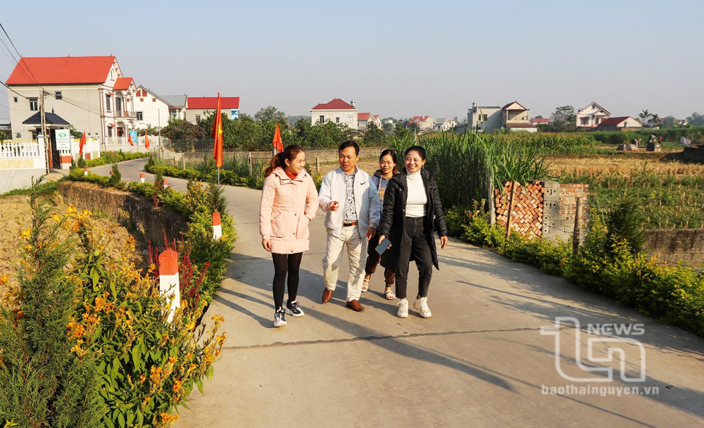 
Tuyến đường phụ nữ tự quản ở xóm Sỏi, xã Hà Châu (Phú Bình) thường xuyên được dọn dẹp sạch sẽ, bảo đảm vệ sinh môi trường.