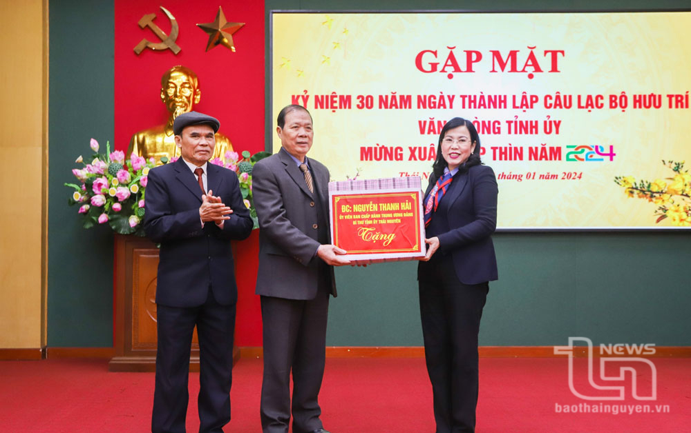 Đồng chí Bí thư Tỉnh ủy Nguyễn Thanh Hải tặng quà CLB Hưu trí Văn phòng Tỉnh ủy.