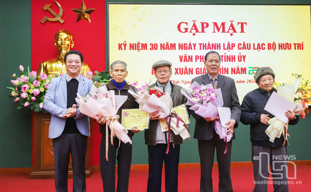 CLB Hưu trí Văn phòng Tỉnh ủy tổ chức mừng thọ các hội viên cao tuổi.
