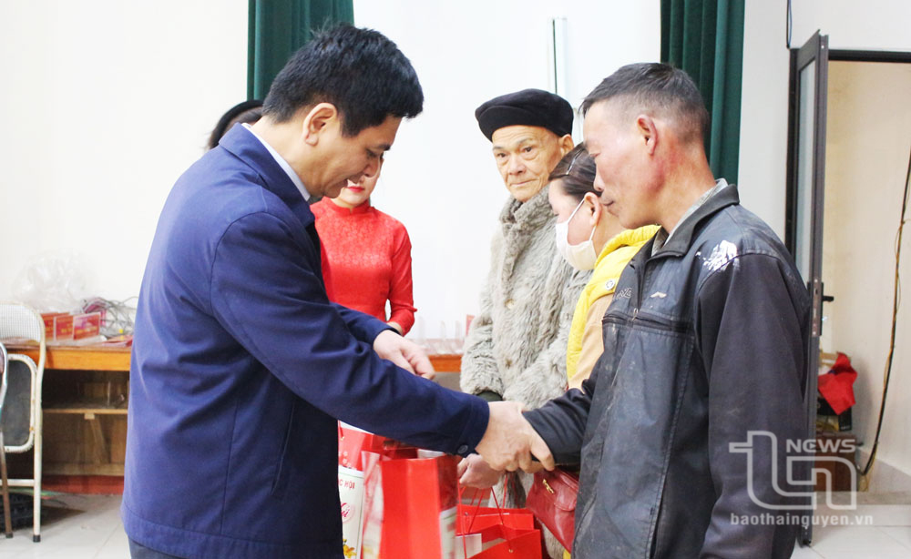 Hội đồng Dân tộc của Quốc hội tặng quà hộ nghèo tại Đồng Hỷ, Võ Nhai