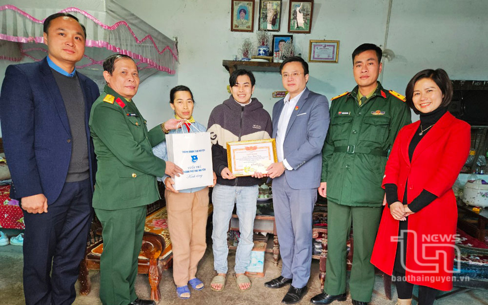 Đoàn công tác tặng quà gia đình đoàn viên thanh niên Nguyễn Thành Trung, sinh năm 2002, ở xóm Huống Trung, xã Huống Thượng, có đơn tình nguyện nhập ngũ.