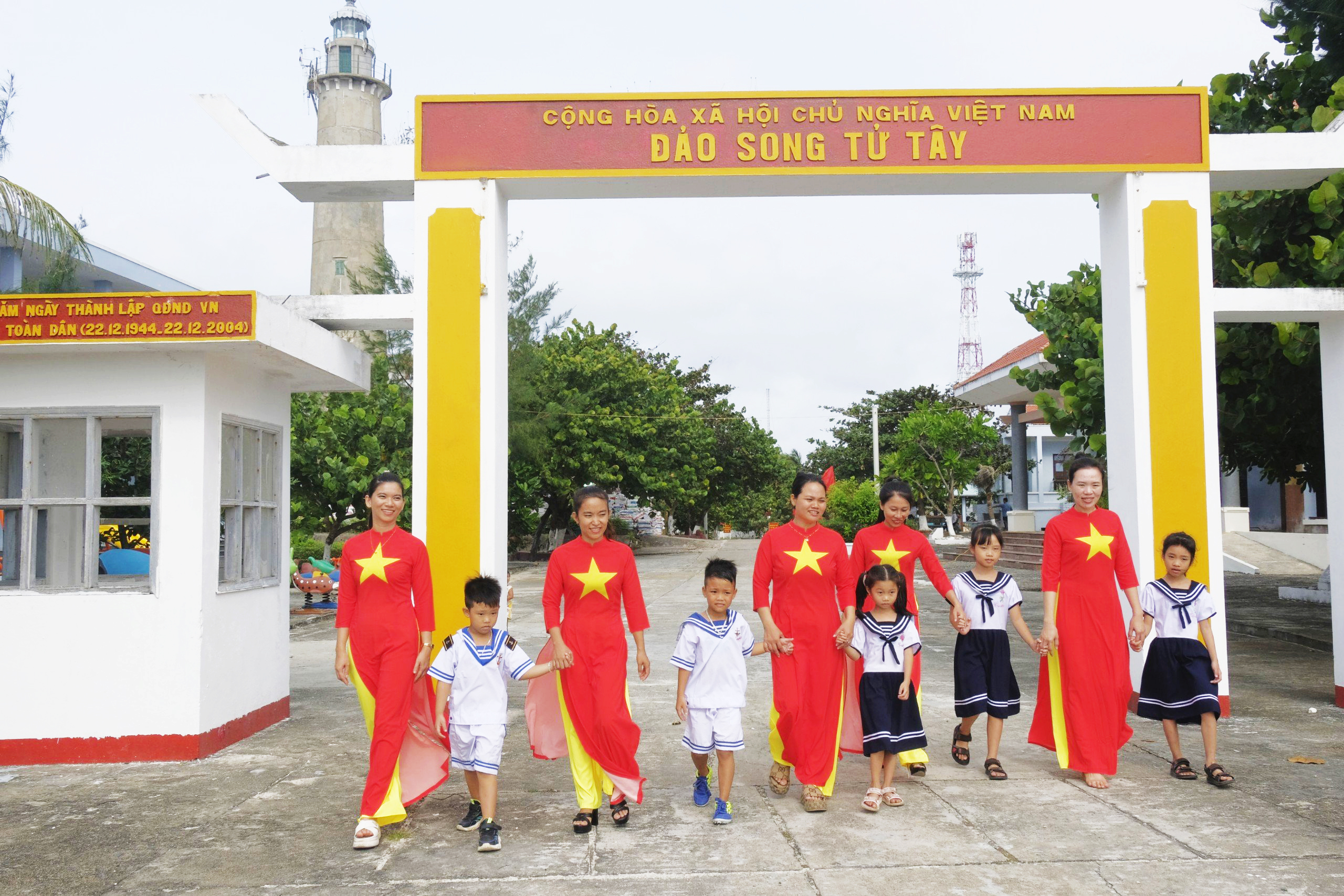 Chi hội Phụ nữ và các công dân nhí của đảo Song Tử Tây.