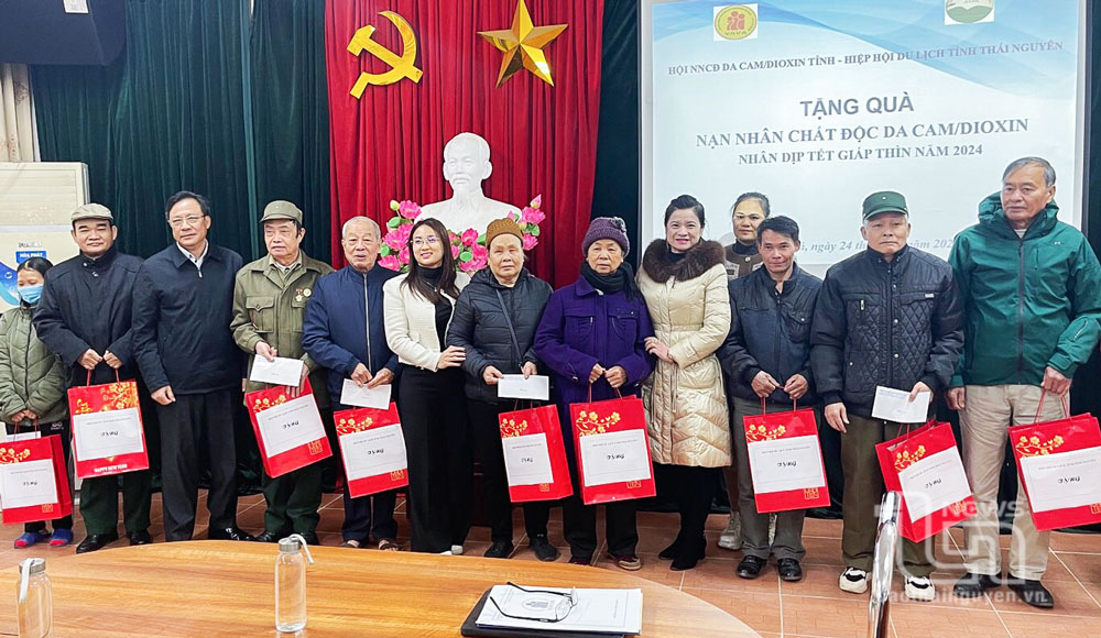 Thăm, tặng quà Tết cho nạn nhân chất độc da cam/dioxin