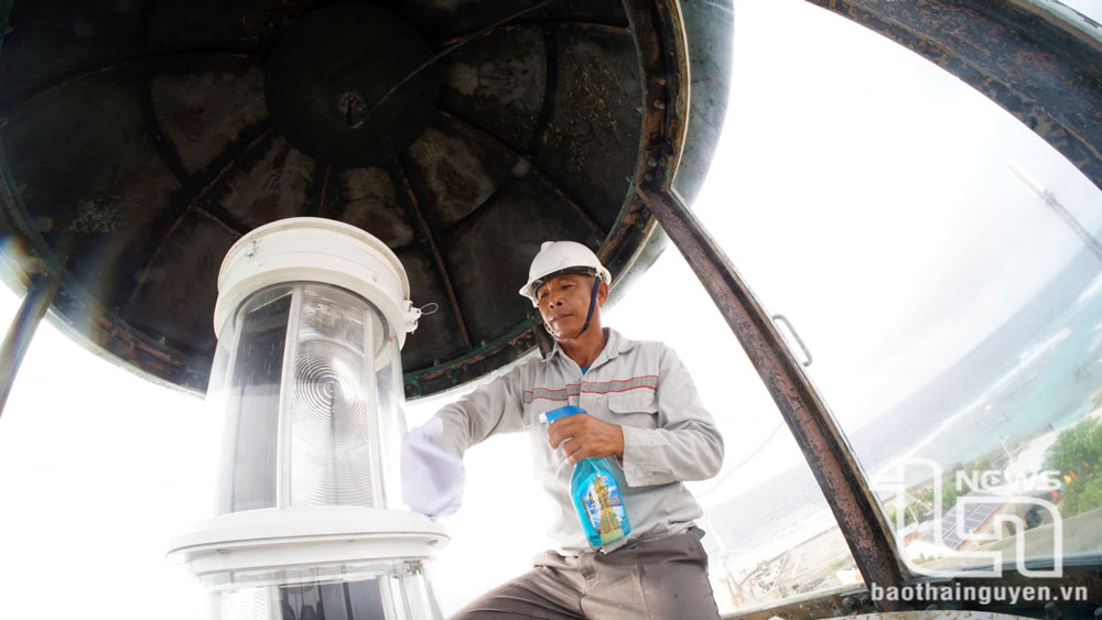 Để đảm bảo cho hải đăng hoạt động, hàng ngày, nhân viên Công ty Bảo đảm an toàn hàng hải Biển đông và Hải đảo đều có lau chùi, vệ sinh đèn.