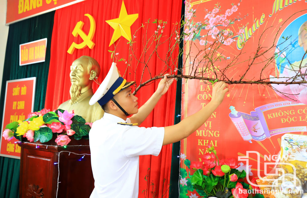Nâng niu cành đào Xuân từ đất liền gửi tặng.