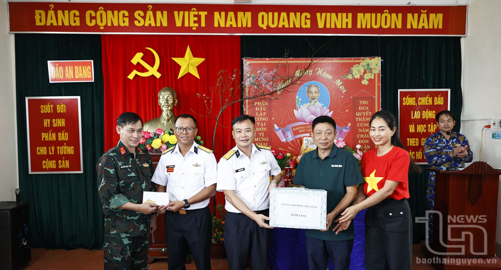 Đoàn cán bộ, phóng viên trên tàu HQ561 tặng quà cán bộ, chiến sĩ đảo An Bang nhân dịp Tết Nguyên đán Ất Tỵ 2025.