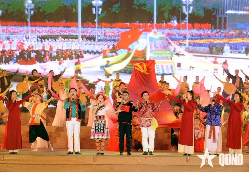Hát về Đảng quang vinh. Ảnh: PHÚ SƠN