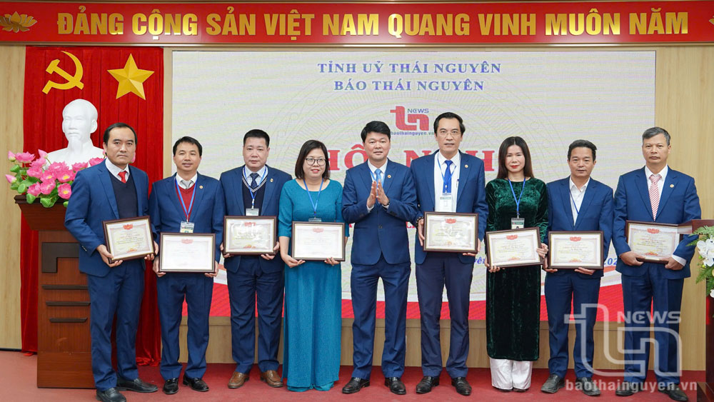 Lãnh đạo Báo Thái Nguyên khen thưởng những đảng viên hoàn thành xuất sắc nhiệm vụ năm 2024.