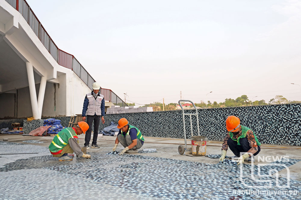 Ngoài các hạng mục phục vụ hoạt động thể thao, các hạng mục bảo đảm mỹ quan của Sân vận động cũng đang được thi công khẩn trương. Trong ảnh: Thi công bể tiểu cảnh.