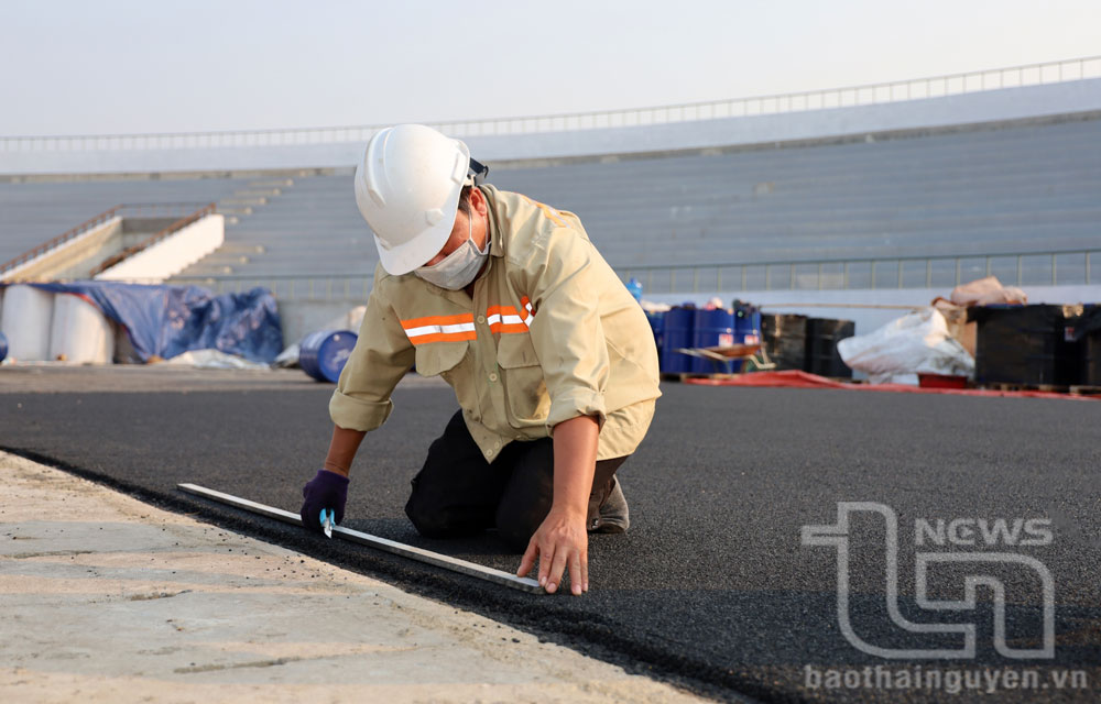 Thi công đường chạy trong Sân vận động.