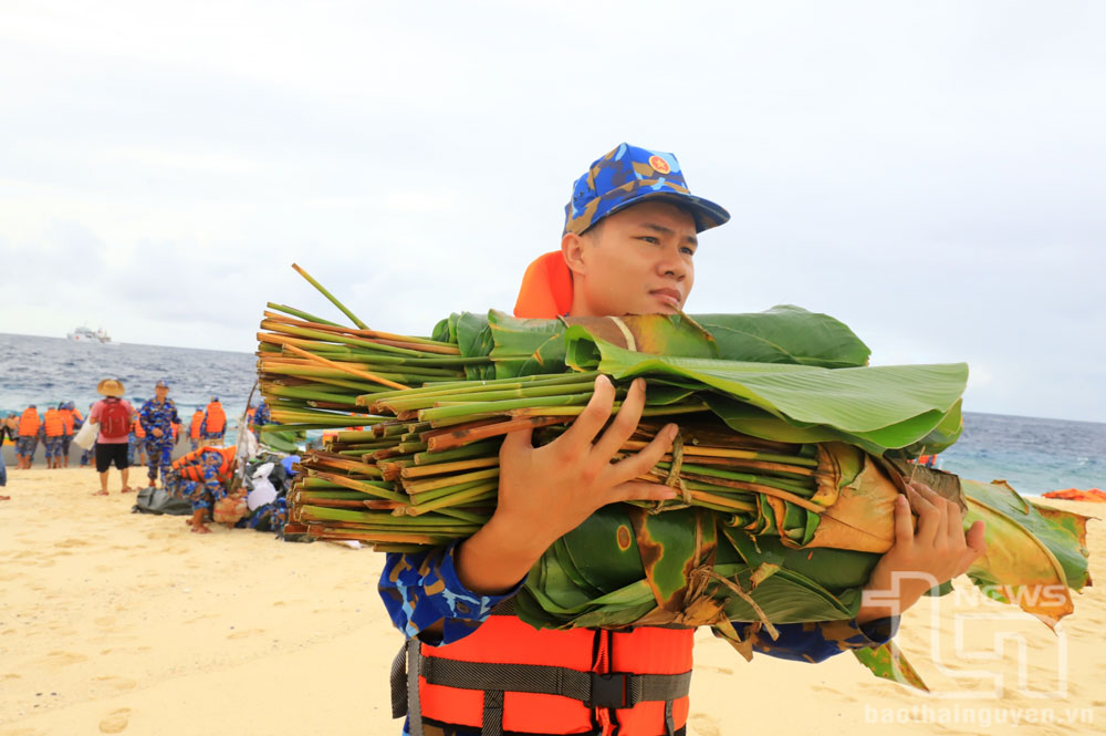 Trong các hàng hóa, nhu yếu phẩm dịp Tết gửi đảo An Bang, không thể thiếu lá dong để cán bộ, chiến sĩ gói bánh chưng xanh.