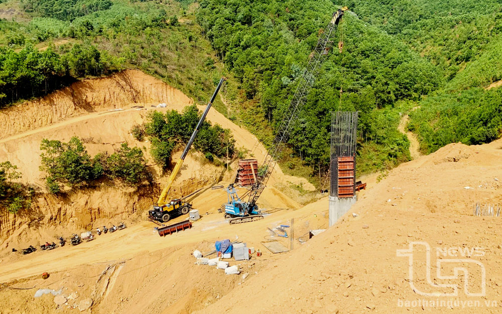 Dự án đường Hồ Chí Minh giai đoạn 2 kết nối thị trấn Chợ Chu, huyện Định Hóa (Thái Nguyên) với ngã ba Trung Sơn (tỉnh Tuyên Quang) đang được thi công, với tổng mức đầu tư 1.665 tỷ đồng, nền đường rộng 9m, mặt đường rộng 6m, vận tốc thiết kế 60km/giờ.