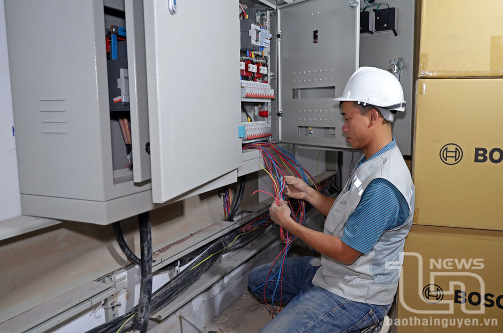 Hệ thống điện trong Sân vận động đang được triển khai lắp đặt.