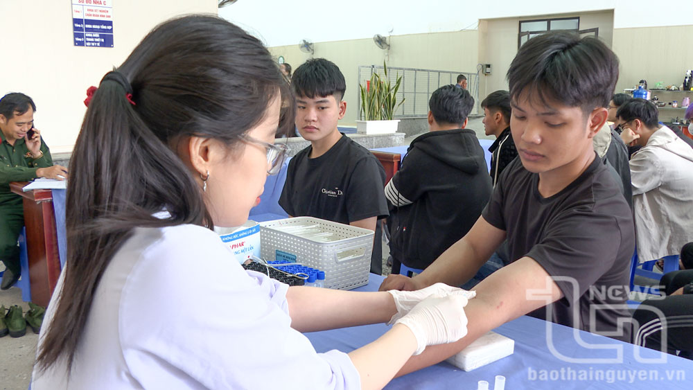 Phân tích mẫu máu của công dân trước khi có kết luận về sức khỏe.