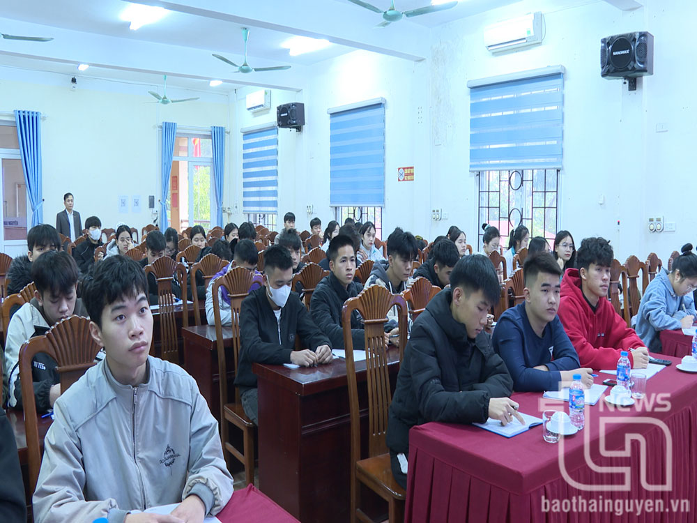 57 thanh niên ưu tú của huyện Võ Nhai tham gia lớp bồi dưỡng nhận thức về Đảng trước khi nhập ngũ.