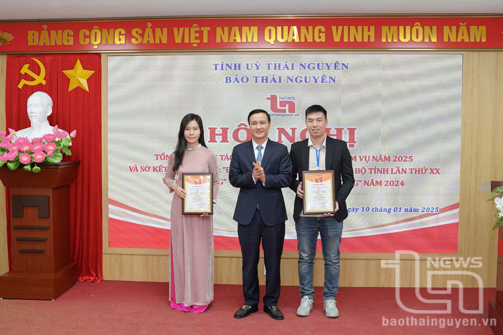 Đồng chí Trưởng Ban Tuyên giáo Tỉnh ủy Vũ Duy Hoàng khen thưởng nhóm tác giả đoạt giải A  Giải Búa liềm vàng trên Báo Thái Nguyên.