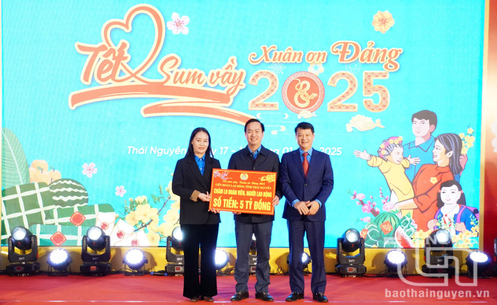 Đồng chí Phạm Việt Dũng, Chủ tịch Liên đoàn Lao động tỉnh Thái Nguyên trao biểu trưng số tiền 5 tỷ đồng hỗ trợ các đơn vị công đoàn chăm lo Tết cho người lao động.