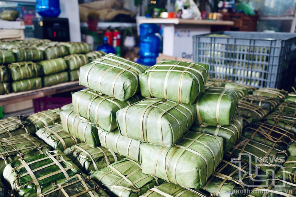 Trong dịp Tết, mỗi chiếc bánh chưng được bán với giá từ 60-80 nghìn đồng/chiếc. Ngoài bánh truyền thống, các cơ sở còn sản xuất các loại bánh chay với vị ngọt thanh, đáp ứng nhu cầu đa dạng của khách hàng.