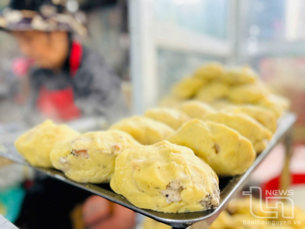 Nhân bánh làm từ đỗ xanh thổi chín và giã mịn bọc ngoài thịt lợn.