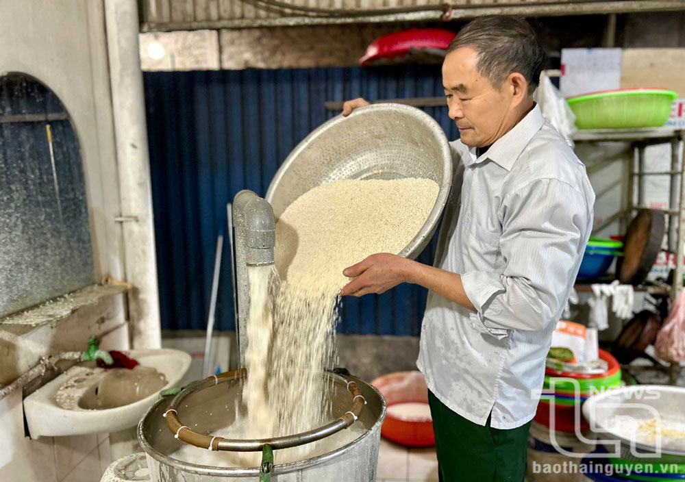 Gạo nếp gói bánh được các hộ dân sử dụng máy vo gạo để làm sạch.