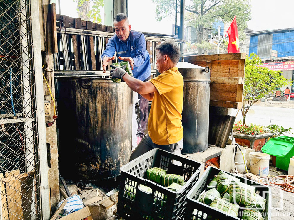 Bánh chưng được xếp gọn gàng vào nồi để luộc.