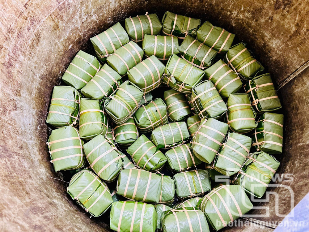 Bánh chưng được xếp gọn gàng vào nồi để luộc.