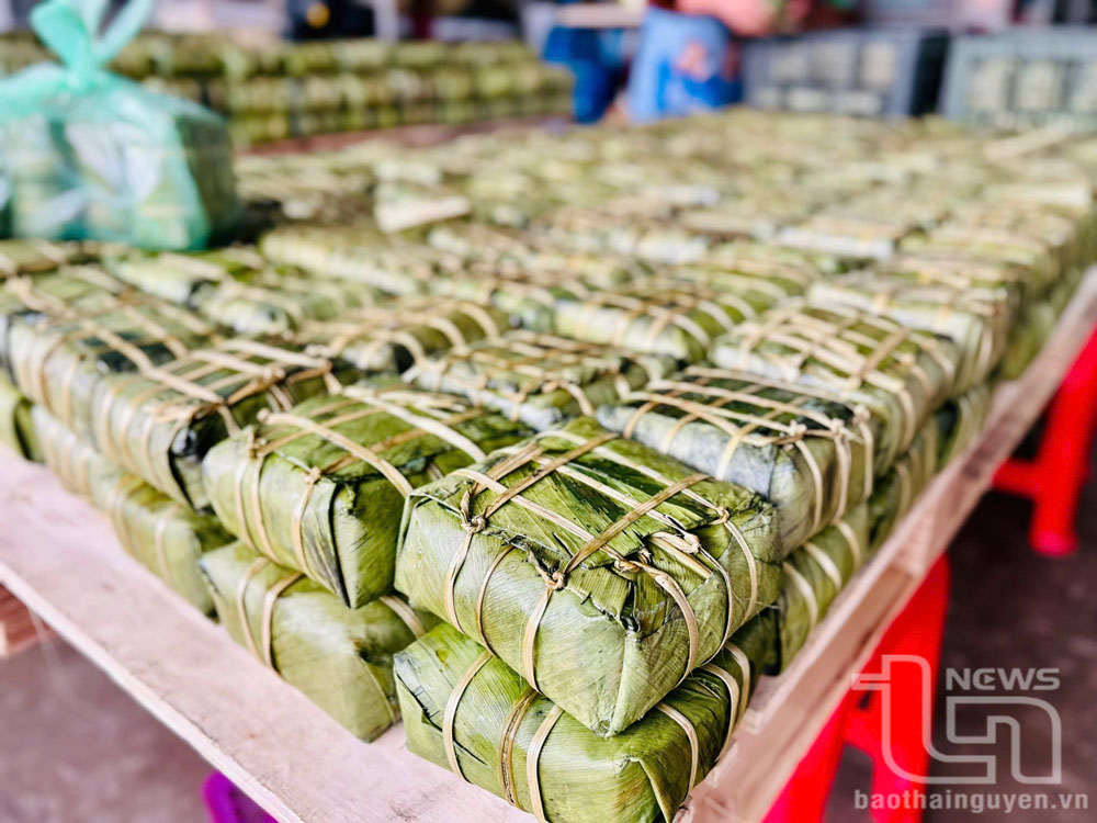 Toàn bộ lạt buộc bánh đều là lạt giang bền chắc, không độc hại. Gạo nếp được lấy từ các vùng nổi tiếng như nếp vải Ôn Lương và Định Hóa, đảm bảo độ dẻo thơm đặc trưng.