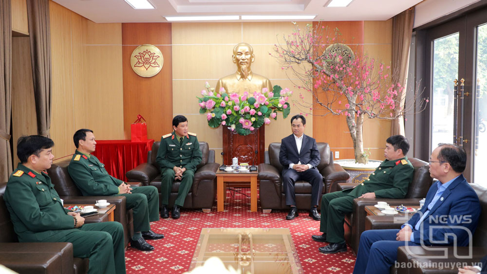 Thiếu tướng Đỗ Minh Phương thông tin đến đồng chí Bí thư Tỉnh ủy Trịnh Việt Hùng về kết quả hoạt động kinh doanh của Tập đoàn Viettel.