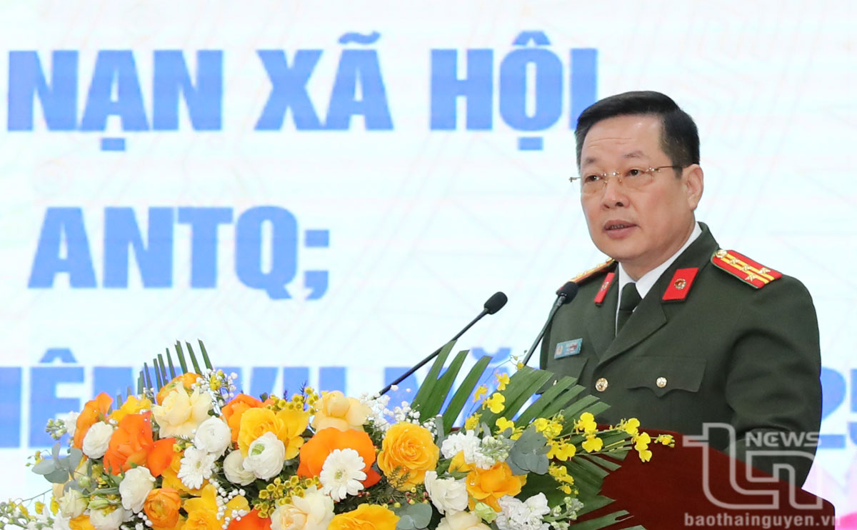 Đại tá Bùi Đức Hải, Giám đốc Công an tỉnh, phát biểu tại Hội nghị.