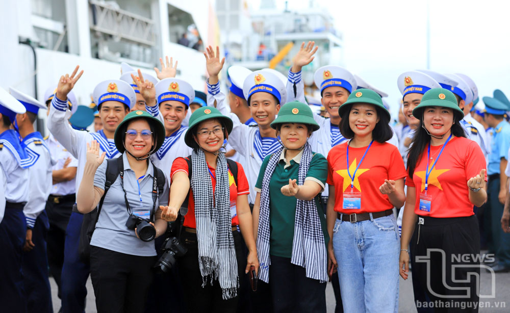 Các nữ cán bộ, phóng viên trong Đoàn công tác và các chiến sĩ trẻ gửi lời chào thân ái tới đất liền, chuẩn bị hải trình mang Xuân ra quần đảo Trường Sa.