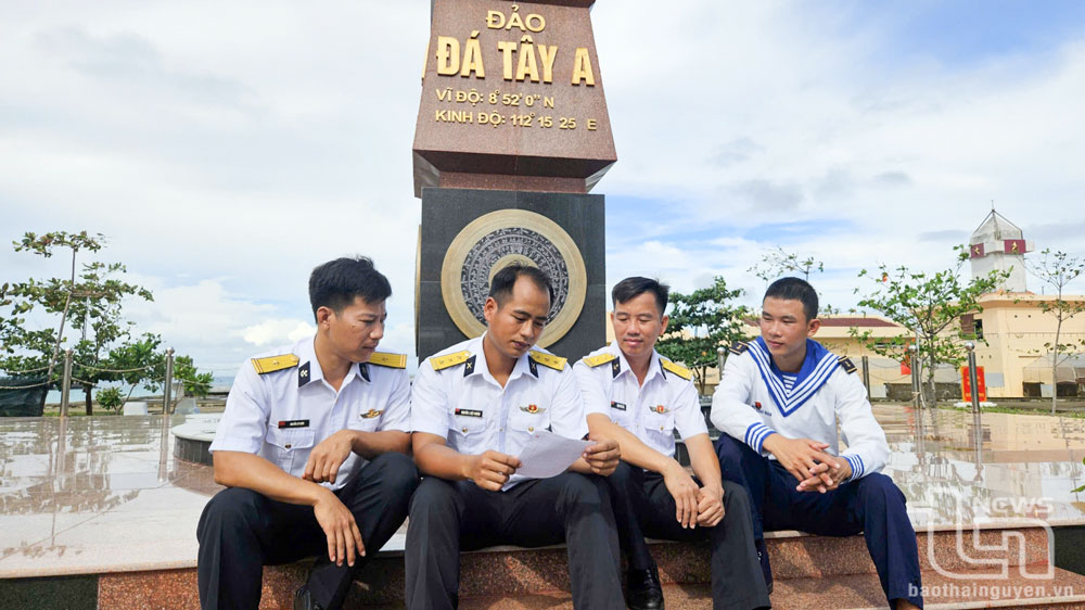 Cán bộ, chiến sĩ đảo Đá Tây A hạnh phúc đọc lá thư của học sinh lớp 2C, Trường Tiểu học Nha Trang (TP. Thái Nguyên).