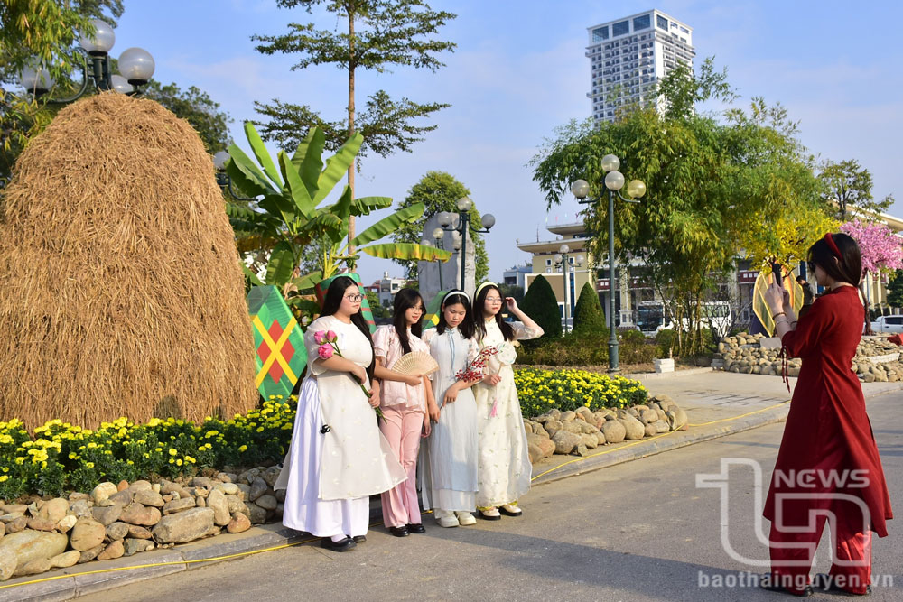 Tranh thủ thời tiết đẹp, các bạn trẻ xúng xính áo váy check in tại không gian Tết Ất Tỵ của T.P Thái Nguyên.