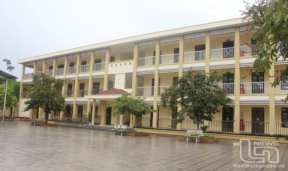 UBND TP. Thái Nguyên đã đầu tư trên 12,8 tỷ đồng xây dựng mới dãy nhà lớp học 3 tầng, 12 phòng học cho Trường THCS Cao Ngạn.