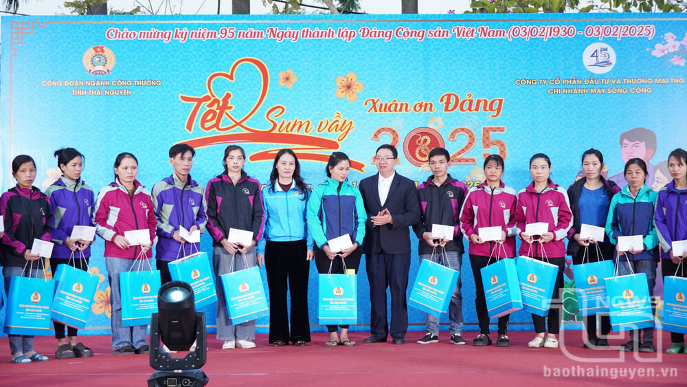 Lãnh đạo Công đoàn ngành Công Thương trao quà Tết cho đoàn viên, người lao động có hoàn cảnh khó khăn.