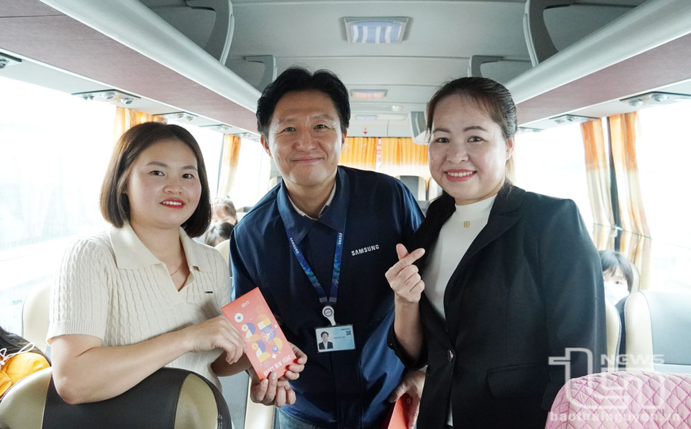 Lãnh đạo Công ty TNHH Samsung Electronics Việt Nam Thái Nguyên tặng lì xì cho người lao động.