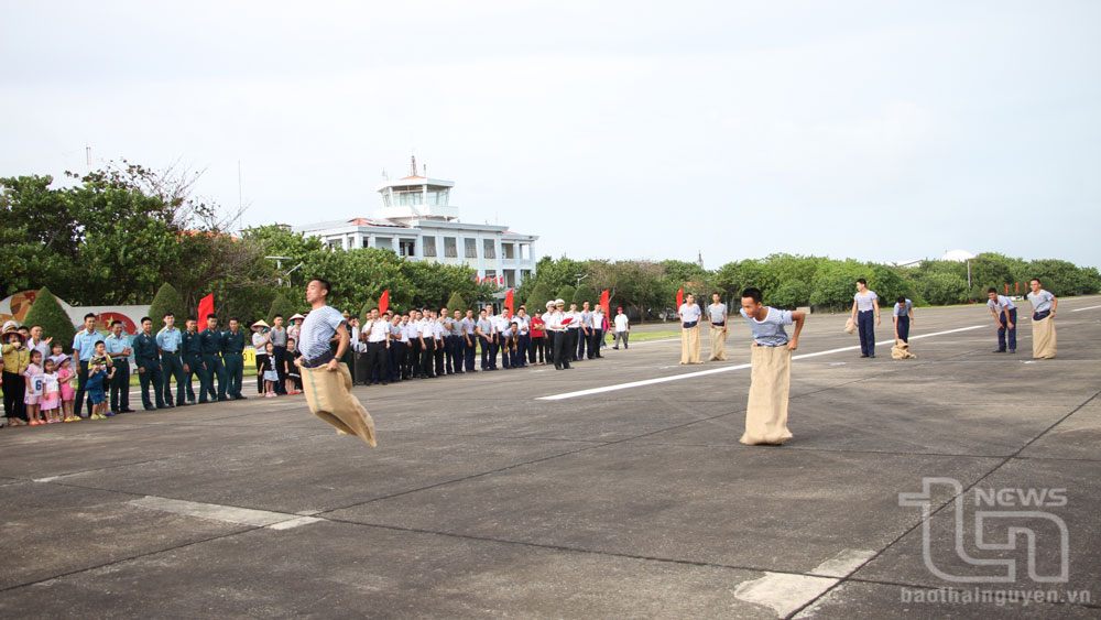Các chiến sĩ ở đảo Trường Sa tham trò chơi nhảy bao bố sôi động nằm trong các hoạt động vui Xuân, đón Tết Nguyên đán Ất Tỵ 2025.
