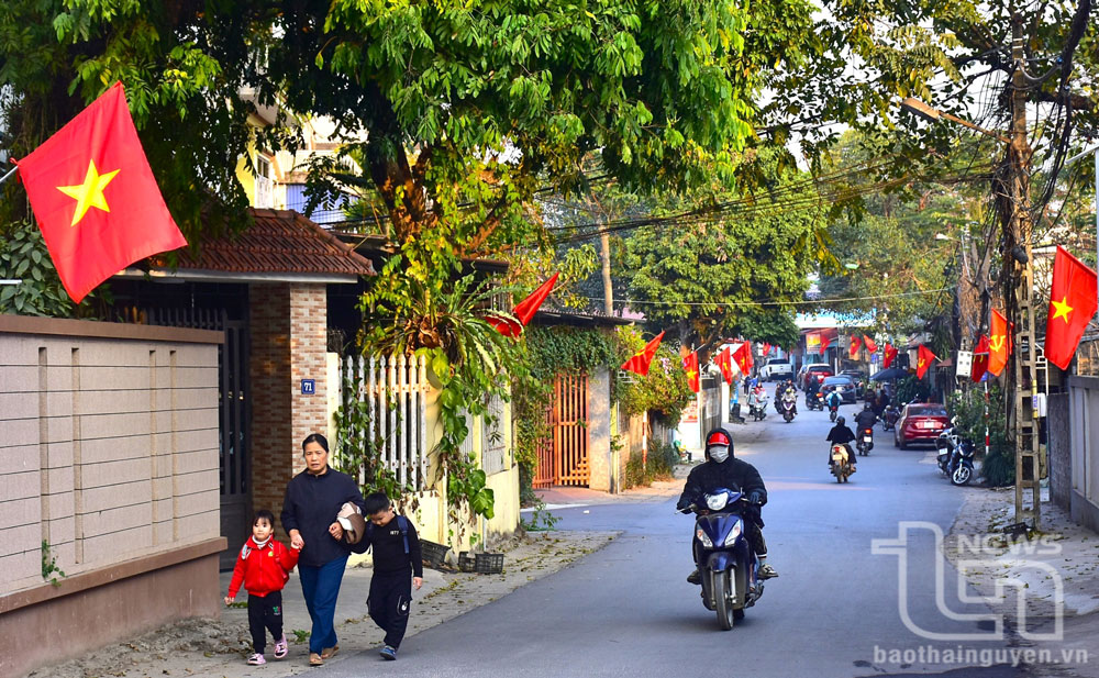 Các tuyến đường ngập trong sắc cờ đỏ, không khí tươi vui, nhộn nhịp.