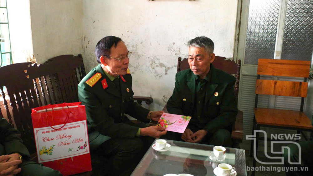 Lãnh đạo Hội Cựu chiến binh tỉnh trao quà Tết cho gia đình chính sách tại TP. Phổ Yên.
