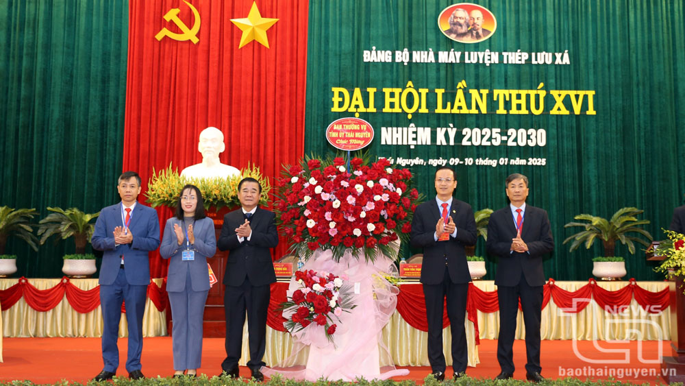 Đồng chí Đỗ Đức Công, Ủy viên Ban Thường vụ Tỉnh ủy, Phó Chủ tịch Thường trực HĐND tỉnh và đại diện các ban xây dựng Đảng của tỉnh tặng hoa chúc mừng Đại hội.