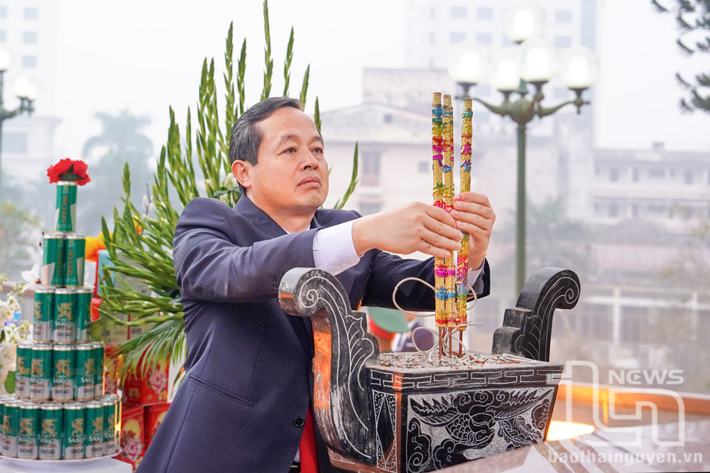 Lãnh đạo tỉnh Thái Nguyên dâng hương tưởng niệm Chủ tịch Hồ Chí Minh và các Anh hùng liệt sĩ