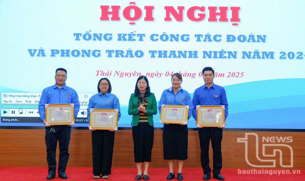 Khen thưởng 42 tập thể, cá nhân có thành tích xuất sắc trong công tác đoàn