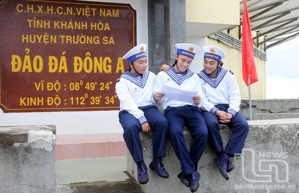 Những người lính trẻ đảo Đá Đông chung vui đọc thư từ đất liền gửi tặng chiến sĩ hải quân.