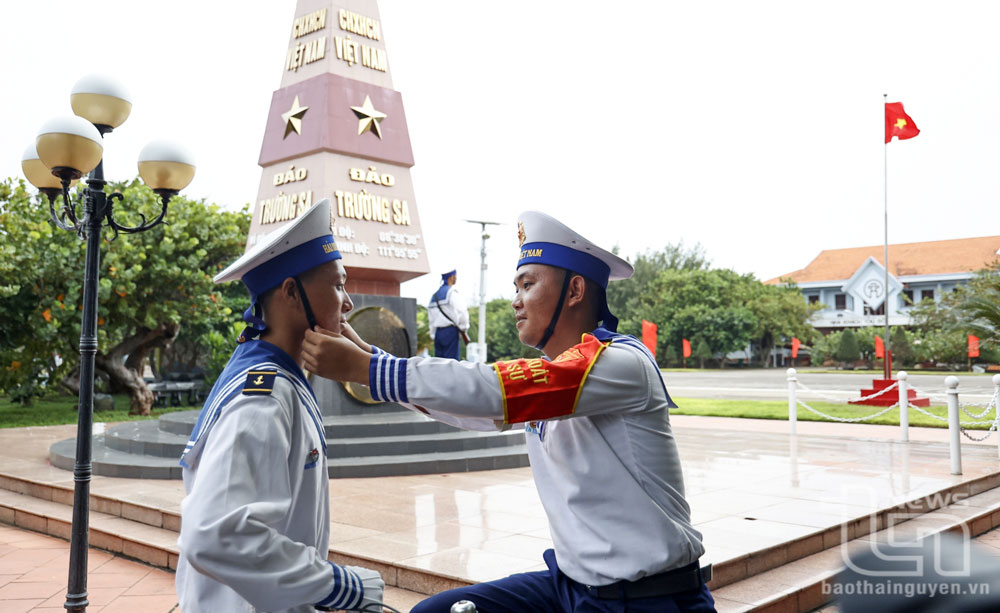 Giữa biển đảo đầy nắng gió và sóng biển ầm ào ngày đêm, hai tiếng đồng đội với người lính trẻ thật thiêng liêng, ý nghĩa.