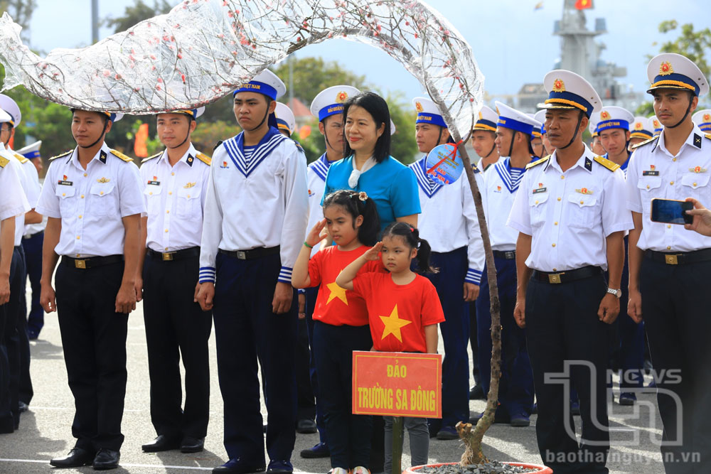Phút chia ly bịn rịn, đầy lưu luyến.