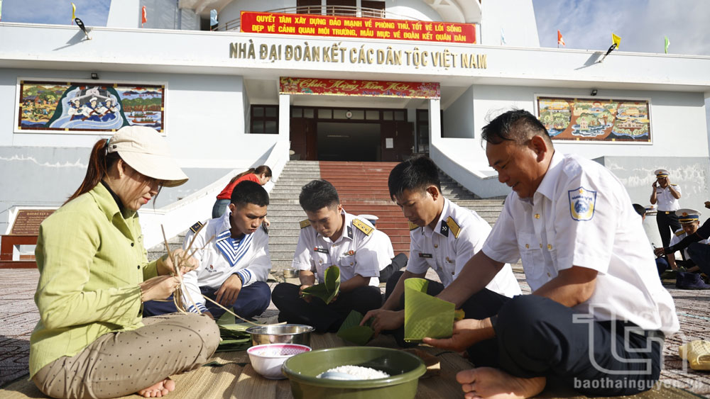 Quân và dân trên đảo Đá Tây chung vui gói bánh chưng đón Tết.