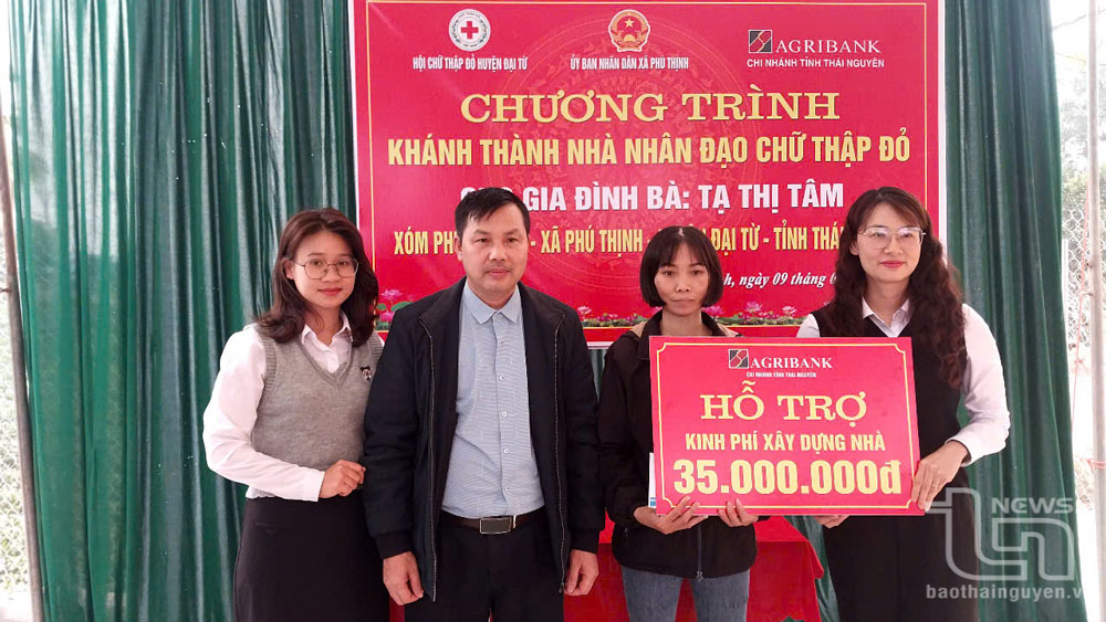 Đại Từ: Tặng quà, trao nhà nhân đạo cho người nghèo