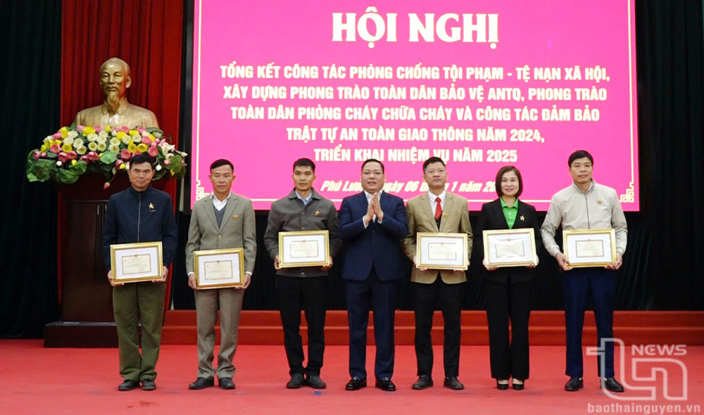 Phú Lương: Khen thưởng nhiều tập thể, cá nhân có thành tích xuất sắc