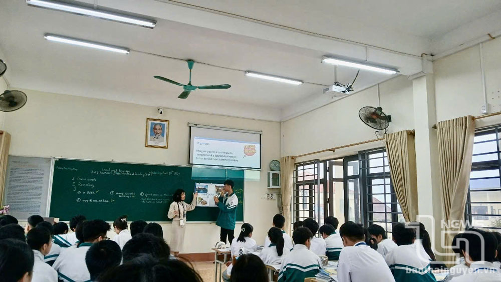 Giờ học tiếng Anh của cô và trò Trường THPT Chu Văn An.